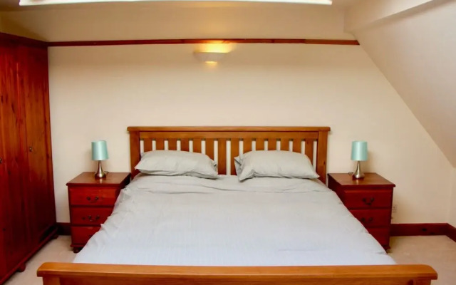 Homely 3 Bedroom Flat With Castle Views