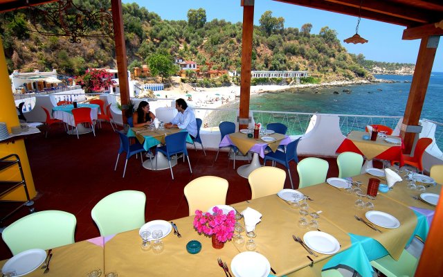 Cirucco Bay Hotel & Camping