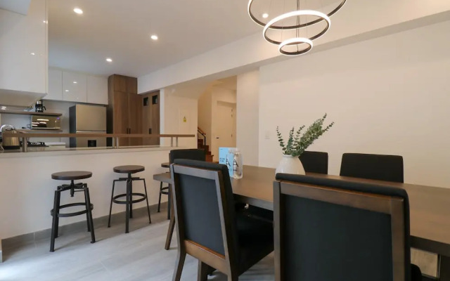 w Grandiose Duplex w Modern Deco in Miraflores