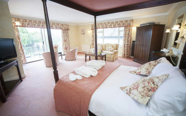 Shillingford Bridge Hotel