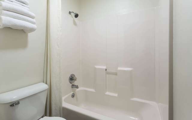 Super 8 by Wyndham Reedsburg