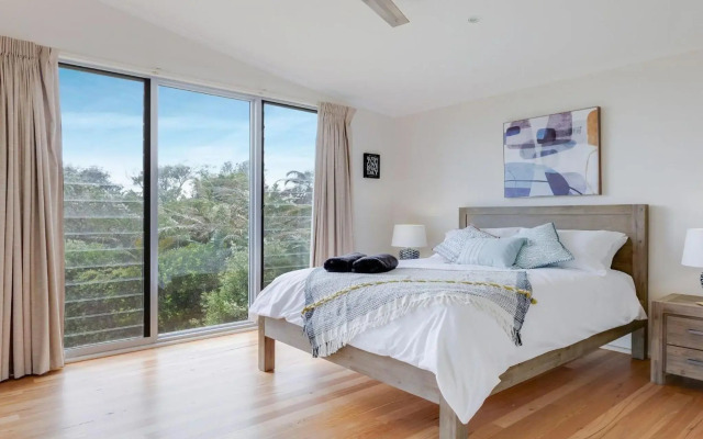 Aloha - direct beach access from property