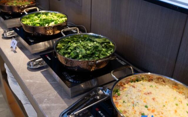 Shanghai People's Square Nanjing East Road Pedestrian Street Treasury Hotel