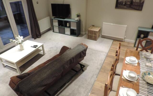 4 Bed Farnborough Air Accommodation