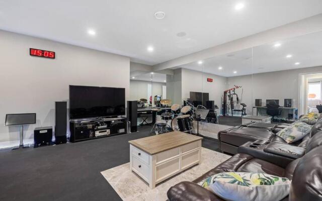 Newly Modern House w/ urban landscape of Kelowna!！