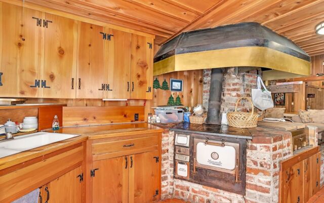 Rustic Knotty Pine - Minutes to the Water!