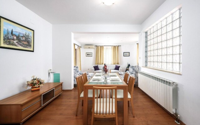 Stunning Home in Liznjan With Wifi and 3 Bedrooms