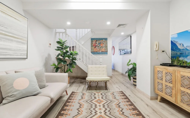 Auburun Designed 2 Bedrooms Home with Free Parking by KozyGuru