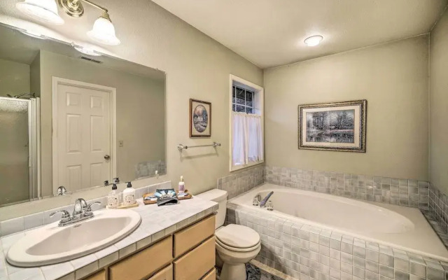 Charming Vancouver Home - Patio & Fire Pit!