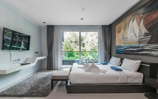 ET618 - Convenient apartment in Patong, pool  and parking
