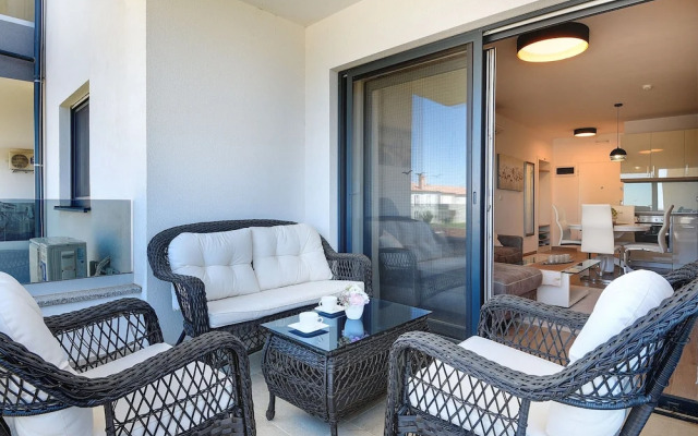 Modern Apartment With Private Balcony and sea View