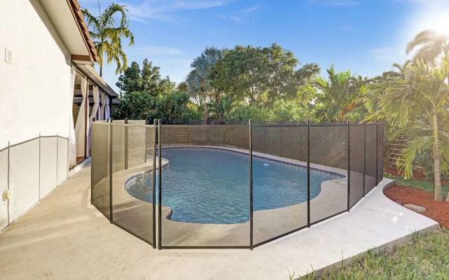 Renovated 5½ Bedroom Home/Heated Pool