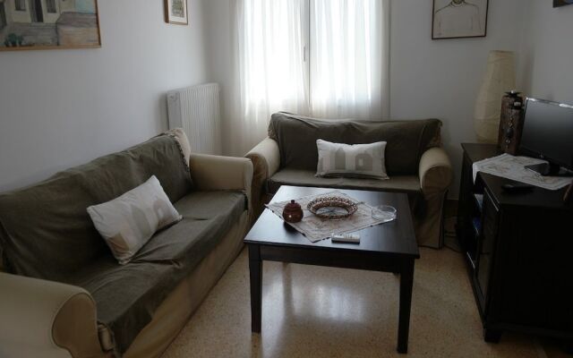 Karolos House Close To Athenian Riviera