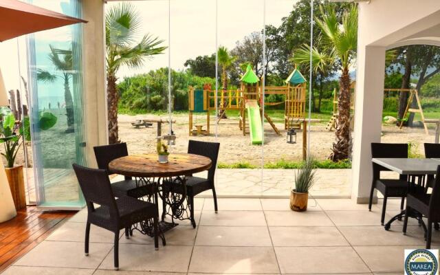 Seaside apartment with beach service