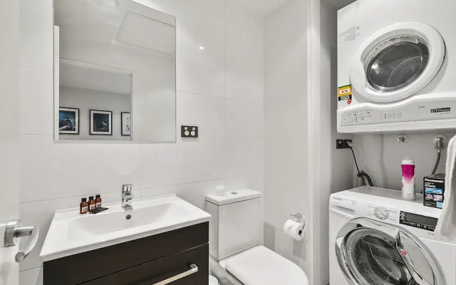 Chic 2BR Pool & Gym - Steps to Ponsonby