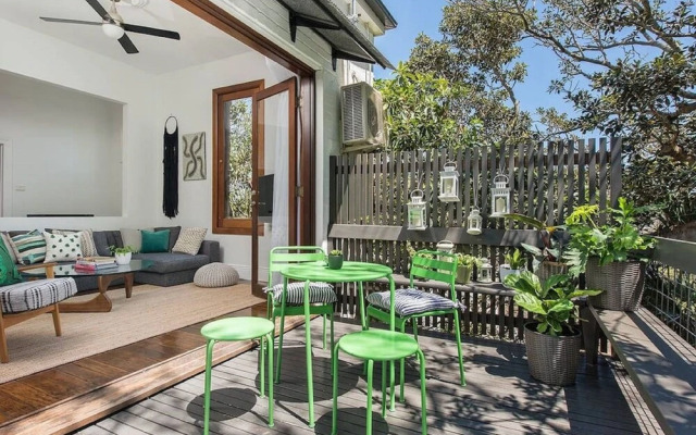 Historic 1890s House With Terraced Backyard Deck H346