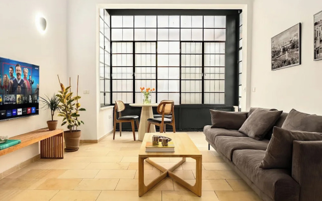 Modern-Rustic Haven in the City by Sea N Rent