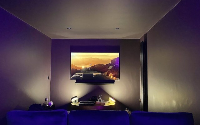 Stunning 4 Bed House With Cinema Room & Parking