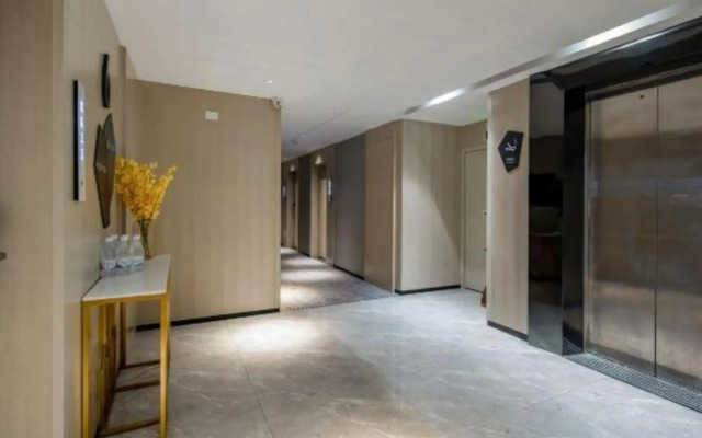 Echarm Hotel (Hezhou Lingfeng Square)
