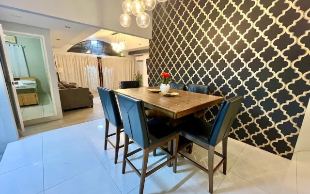 Pool and Jacuzzi Vacation Home