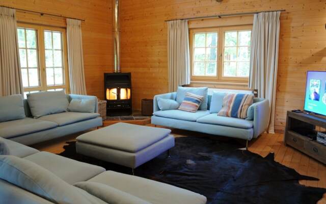 Spacious Chalet Located at Bomal with Jacuzzi And Garden Parlour