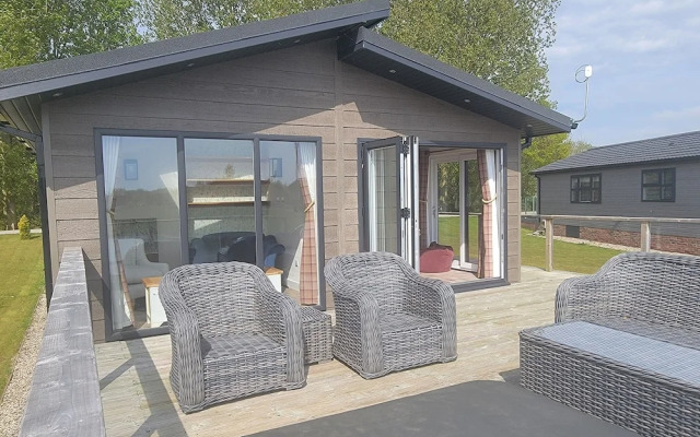 Luxury 2-bed Lodge in Routh, Sleeps 4 With Hot Tub