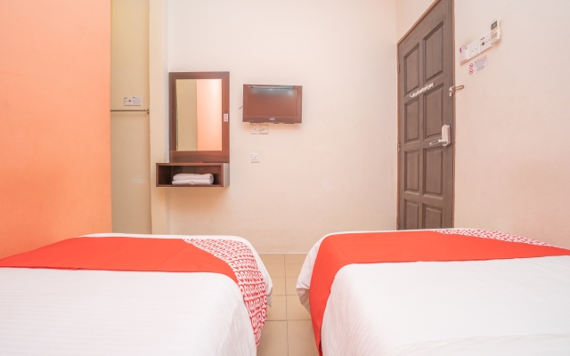 OYO 44078 The Island Hotel