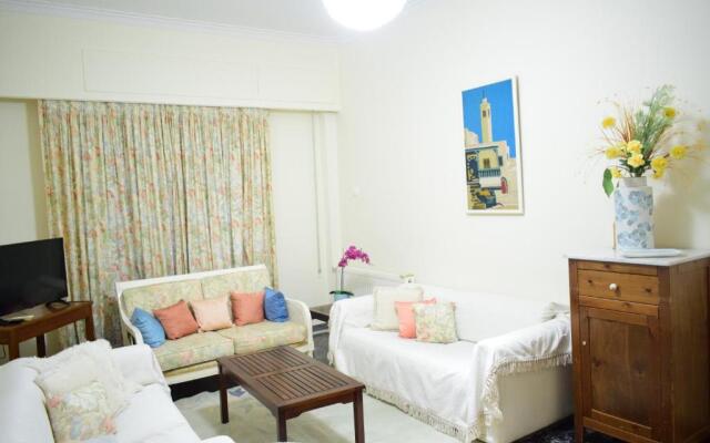 Antonia's 2bedroom with garden and private parking by MK