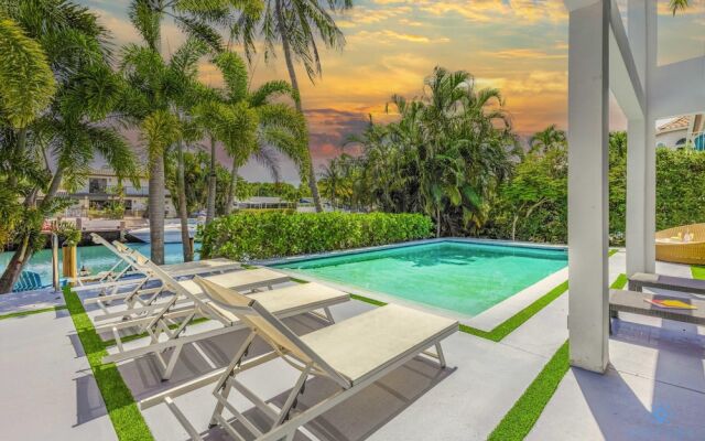Luxe Lakefront Mansion Waterfront, Pompano Beach