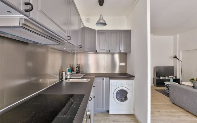Charming 2 Room Apartment With Balcony - Paris 8ème