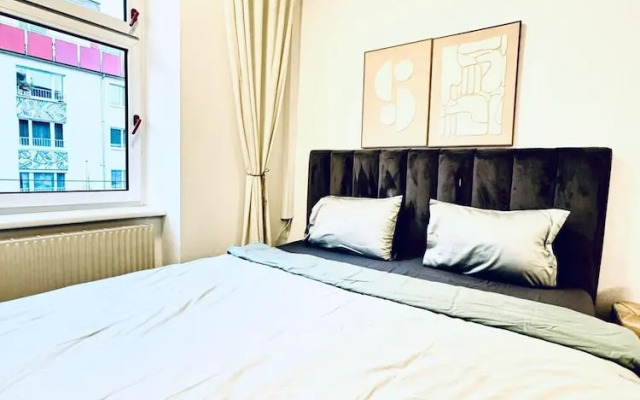 Spacious 7BR Apartment Prime Location