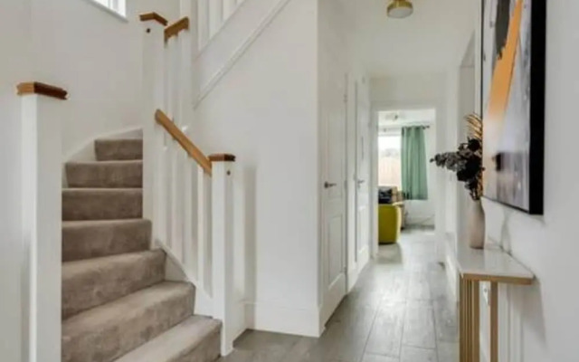 Stylish 4-br House With 3 Ensuite Free Parking