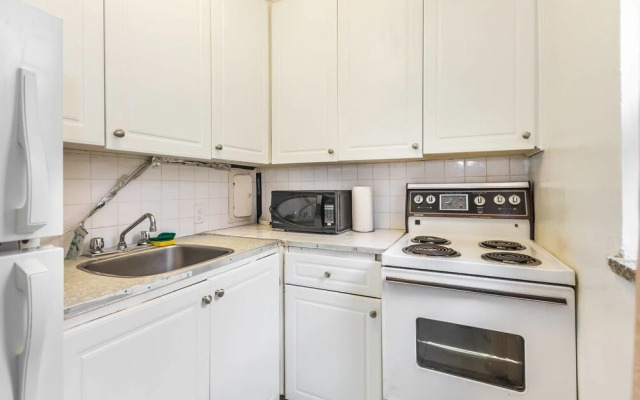 Magnificent Studio at Leaside -10 Mins to Downtown