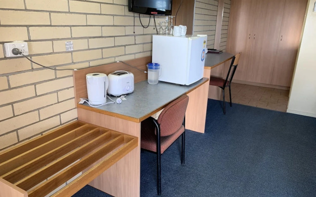 Riverland Motor Inn & River's Restaurant