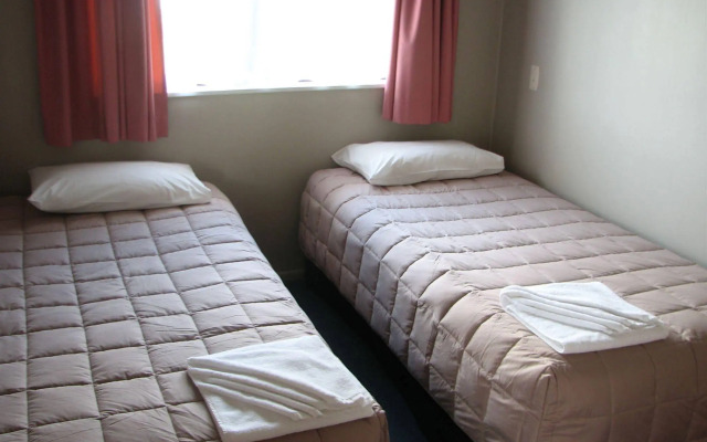 Cobblestone Court Motel – Wenzel Motels