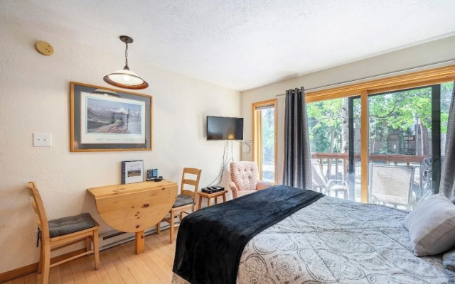 Four Oclock Lodge B06