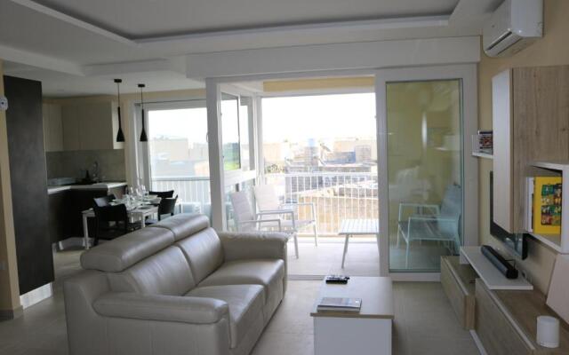Wileg 4A Luxury Studio Apartment with Shared Swimming Pool.