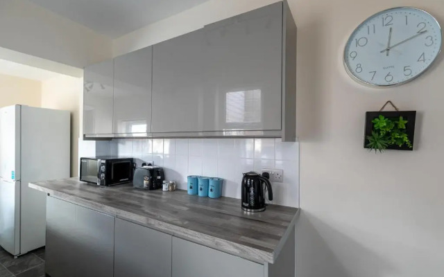 Central Location & Spacious Family & Contractors & Free Parking