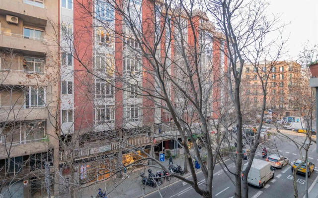 Modern and bright apartment in Eixample 2-2