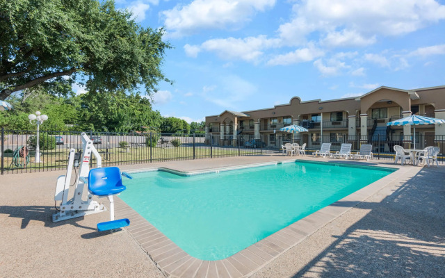 Days Inn by Wyndham San Marcos