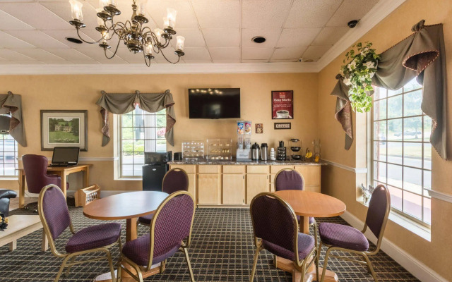 Econo Lodge Inn & Suites