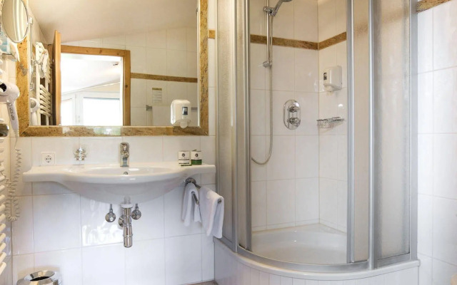 Hotel Elite (Adults Only 16+)