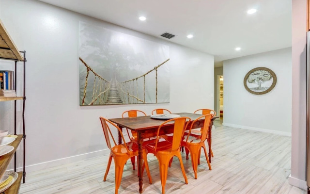 Lakeshore - Private & Sanitized, Perfect for Social Distancing & Working From Home. Private Pool, Pet Friendly. Discounted During Pandemic. Super-host Support