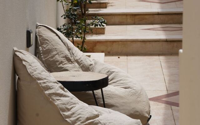 Pebble Luxury Suite by the Sea