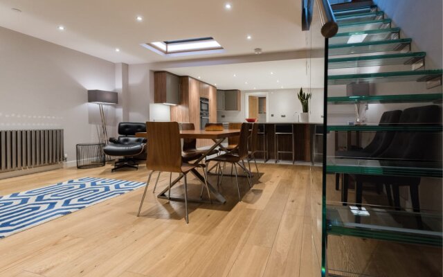 The Escalier Mews - Stunning 3BDR Mews Home Flooded with Natural Light