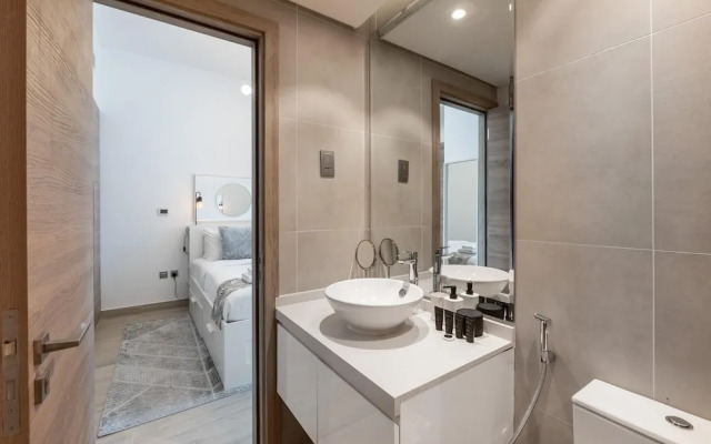 Chic 2BR w Dubai Marina Views