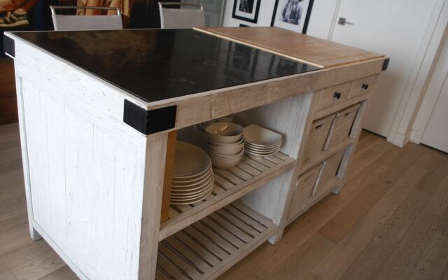 Luxury 2BR Condo in Popular Queen West