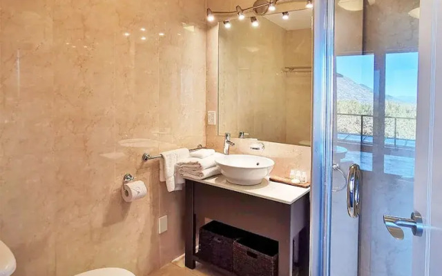Modern Spacious Town Center Unit with Lake View