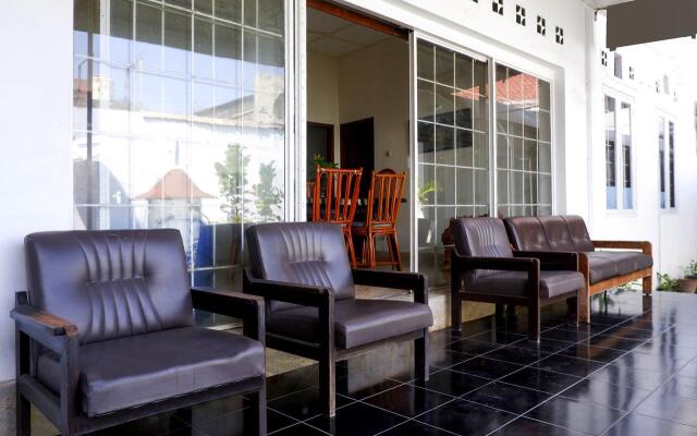 OYO 1196 Hotel Pura Puspa Rosa