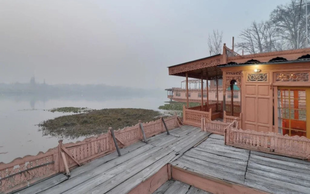 Vaccinated Staff- OYO 24812 Houseboats by Vanda Group